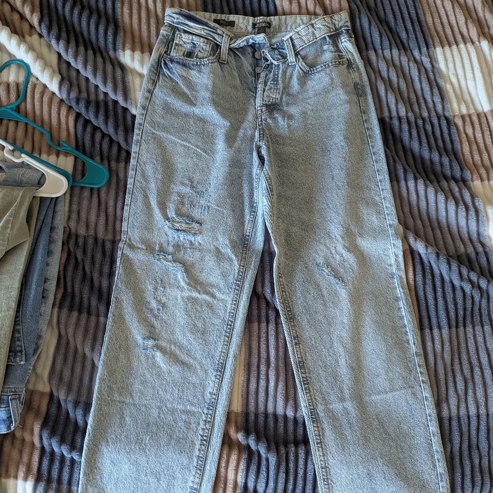 Universal thread size 6 wide leg destroyed jeans